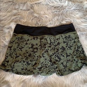 BLACK AND GREEN lululemon skirt with spandex
